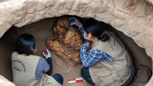 Encuentran momia preincaica en el Perú atada con sogas