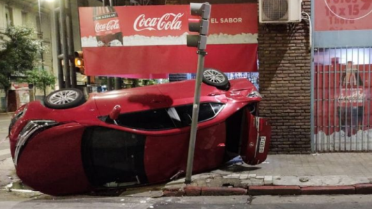 Choque y vuelco en pleno centro, un vehículo cruzó semáforo en rojo