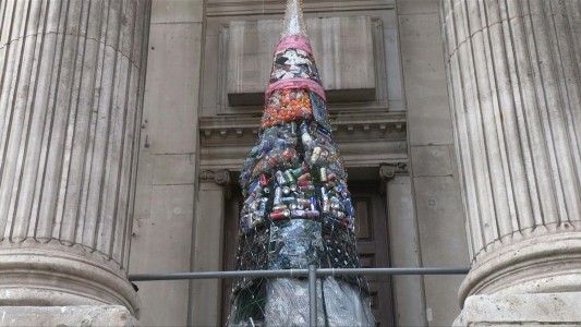 El alcalde de Londres presentó un árbol de Navidad hecho con su propia basura