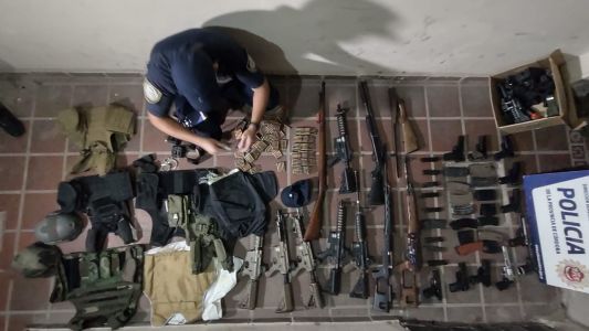 Barrio General Urquiza: Detienen un hombre con un arsenal de armas