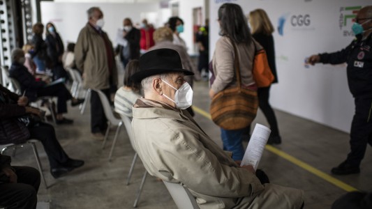 Se fue a vacunar con un brazo de mentira para poder obtener el pase sanitario