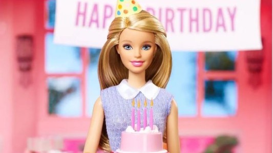 Espeluznante cambio de una mujer para parecerse a "Barbie"