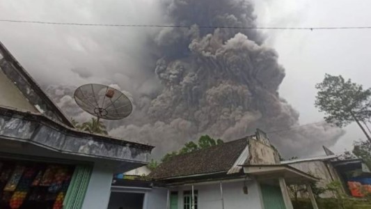 La erupción del volcán Semeru de Indonesia dejó 34 muertos y 17 desaparecidos