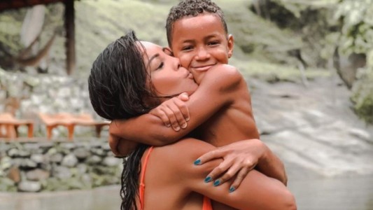 Amor incondicional: una actriz brasileña adoptó a un niño que vivía en un basurero