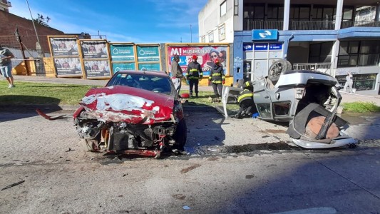 Un conductor perdió el control y chocó dos autos estacionados: dijo que llegaba tarde al trabajo