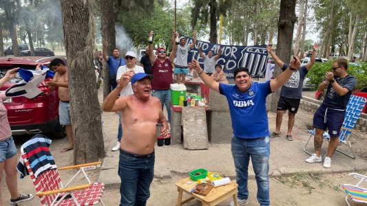 Todo por la "T": El acampe de los hinchas que aguardan la final