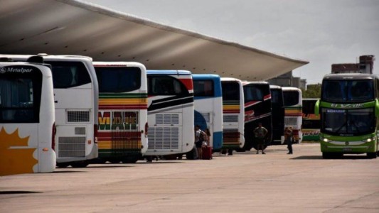 Aíslan un micro que salió de Retiro por posible caso de la variante ómicron