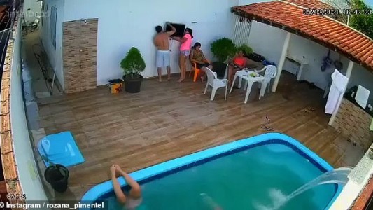 Video:  el momento que una nena de 13 años queda atrapada por el pelo en el filtro de una pileta