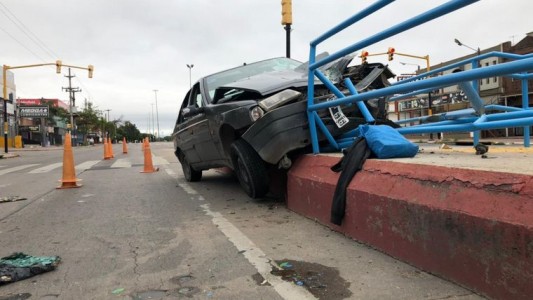 Un automóvil se incrustó en el cantero de la Av. Sabattini