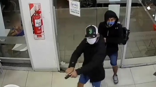 Entraron a robar en una heladería: un policía de civil dio la voz de alto y lo balearon