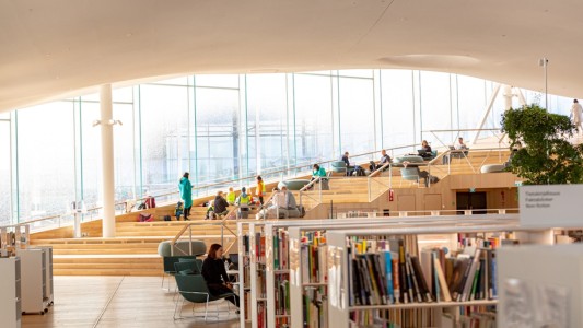 Salas de videojuegos y estudios de grabación musical: así es una biblioteca pública en Finlandia