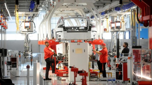 Seis trabajadoras demandaron a la fabricante de autos Tesla por acoso sexual