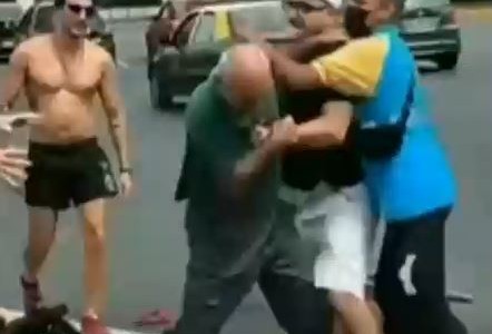 Video: Le puso un palo en la rueda de la bicicleta