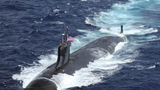 Un submarino de EEUU que chocó contra un monte subacuático llegó a San Diego para reparaciones