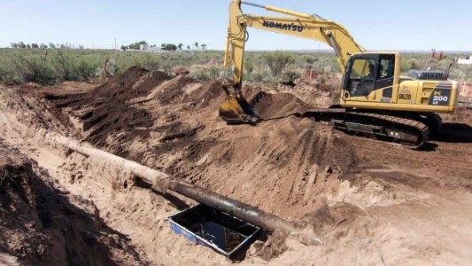 Retiran terreno afectado por el derrame de petróleo en Río Negro
