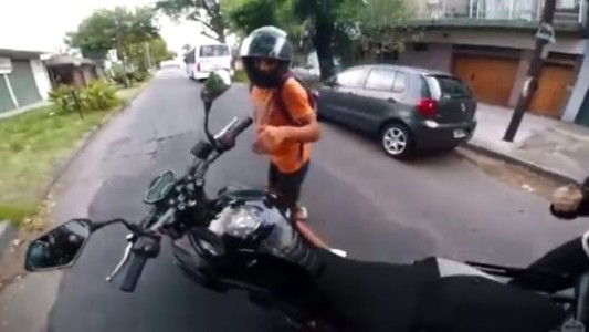 Robo en primera persona: fue asaltado por motochorros y registró todo con la cámara de su casco