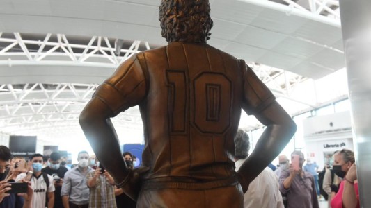 Inauguraron una estatua de Maradona en el aeropuerto de Ezeiza