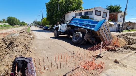 Un camión se hundió en el pavimento