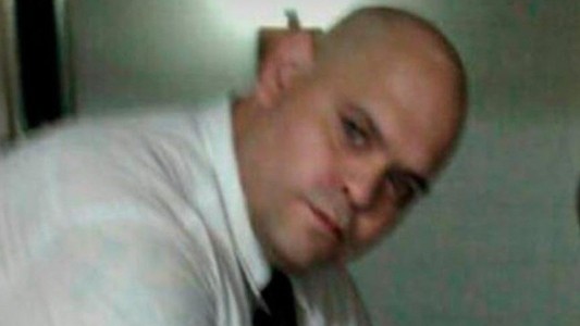 Condenaron al empleado de la funeraria que se sacó una foto junto al cuerpo de Maradona