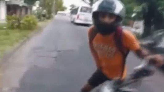 Impactante robo de motochorros: la víctima grabó toda la secuencia con su cámara