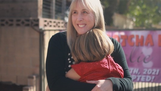 La conmovedora historia de la maestra que adoptó a su alumna de 9 años