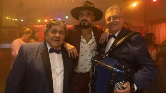 Video: Abel Pintos y Los Palmeras presentaron "Camina (suave y elegante)"
