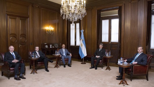 "Se está discutiendo": el Gobierno estudia una reforma judicial que incluya a la Corte