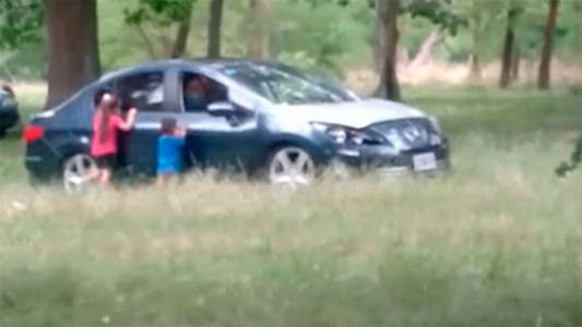 Video: una pareja abandonó a sus hijos en el parque para tener sexo en el auto