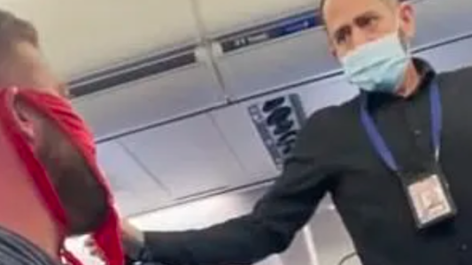 Echaron a un hombre de un avión que usaba una tanga roja como barbijo