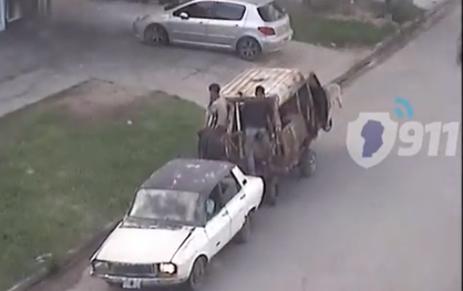 Detenidos por robar autopartes en un carro ambulante