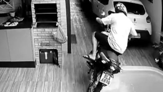 Error de cálculo: cayó con su moto a la pileta