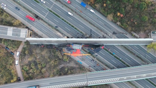 Imágenes impactante: se desmoronó un viaducto sobre una autopista en China