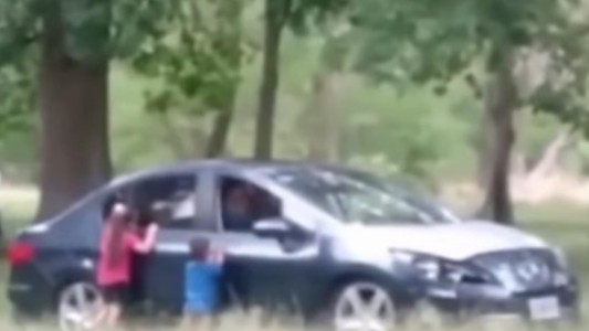 Detuvieron a una pareja que bajó a sus hijos del auto para poder tener sexo