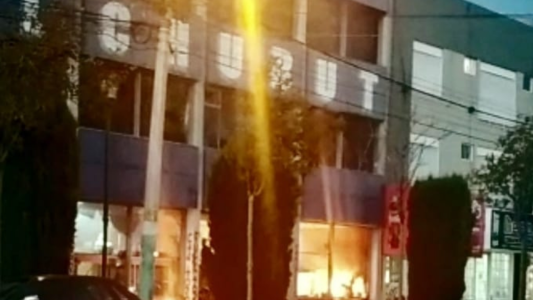 Video: Manifestantes incendian el diario El Chubut durante protesta antiminería