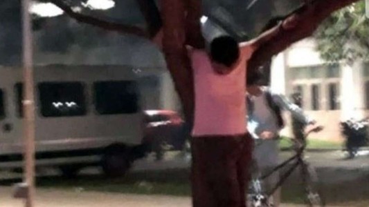 Un joven apareció "crucificado" tras una fiesta de egresados en Rosario: "Me drogaron"