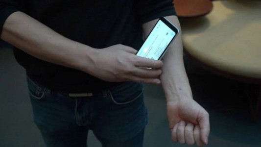 El pasaporte sanitario con chip bajo la piel, la propuesta de una empresa