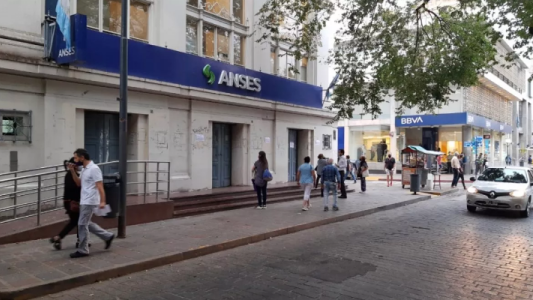 Cierran sucursales de Anses y Bancor por brotes de Covid