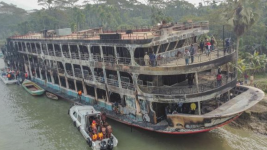 Al menos 30 personas murieron al incendiarse un ferry en Bangladesh