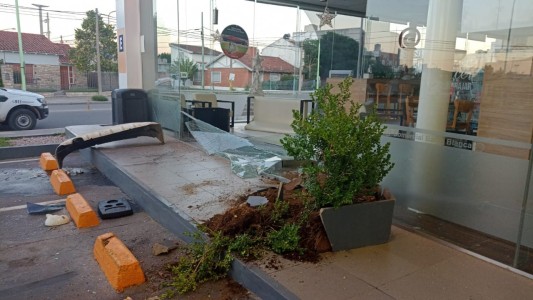 Santa Margarita: destrozó el shop de una estación de servicio y se fugó