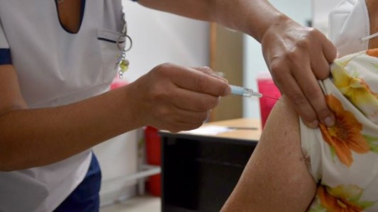 Reducen a 4 meses el tiempo para aplicar la dosis de refuerzo de la vacuna al personal de salud y a los mayores de 60 años