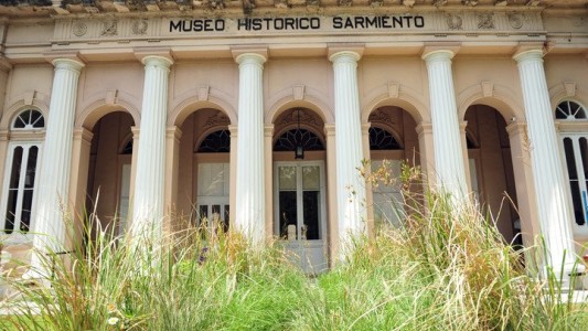 Descubren que las baldosas que rodean al Museo Histórico Sarmiento son lápidas