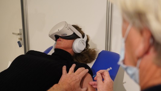 Países Bajos propone usar lentes de realidad virtual a personas que le temen a la aplicación de la vacuna