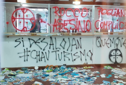 Video: encapuchados destrozaron la Oficina de Turismo de El Bolsón