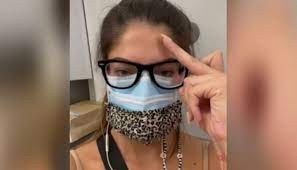 Video: tenía coronavirus y la aislaron durante 5 horas en el baño del avión en el que viajaba