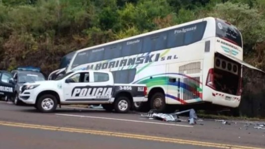 Accidente fatal en Misiones: tres personas murieron tras un choque frontal entre un micro y una camioneta