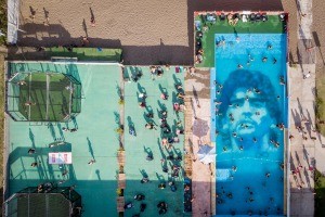 Homenaje subacuático a Diego Maradona en un balneario de Punta Mogotes