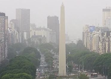 Una columna de humo cubrió parte de la Ciudad de Buenos Aires, proveniente de la Patagonia