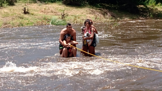 Video: Creciente atrapó en el río a tres mujeres, fueron rescatadas