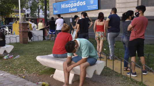 Miedo al contagio: Largas colas en centros de testeos impiden el trabajo de comercios vecinos
