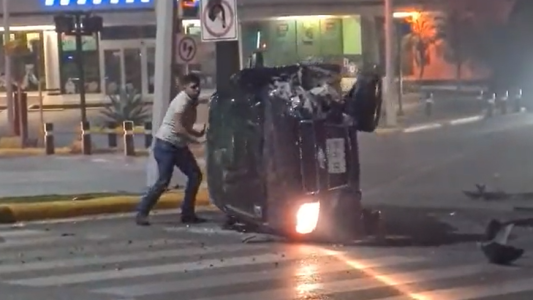 Insólito: chocó, volcó su auto y se ahorró la grúa dando vuelta el coche con sus propias fuerzas